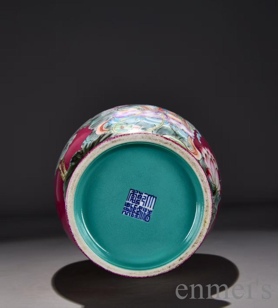 中国古美術・清代乾隆年製・粉彩赤地・自在観音図双耳瓶・花瓶・唐物・陶磁器・蓮華紋