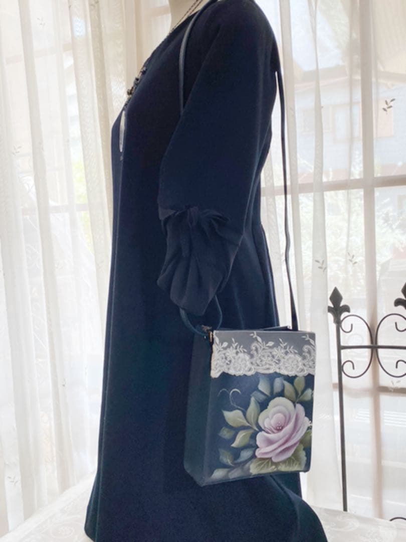 ♡手描きの薔薇とレースのショルダーバック　ポシェット　ネイビー