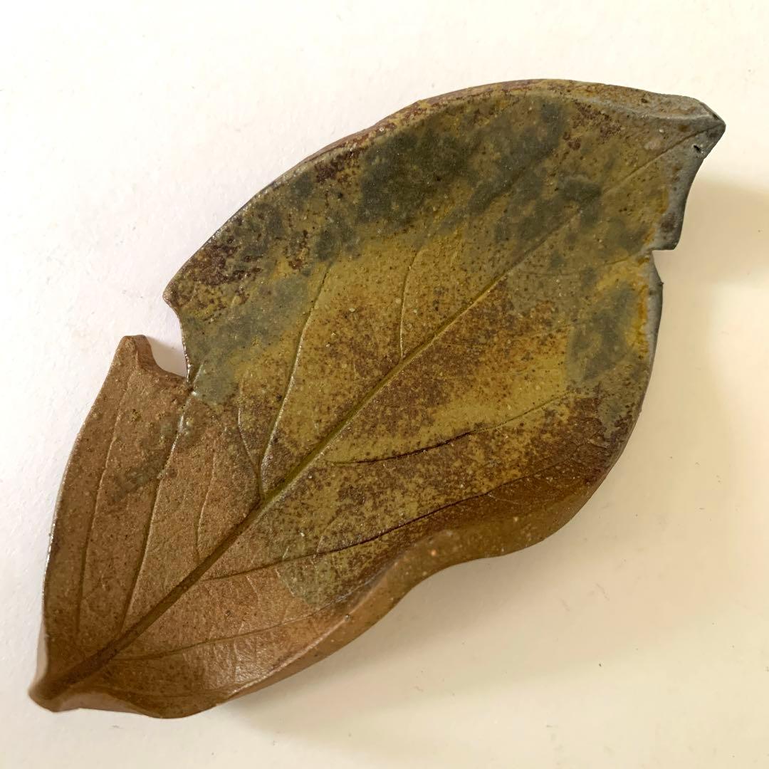 【一点物】信楽焼　朴葉皿　2枚セット　葉　葉っぱ　葉脈　細密技巧　リアル焼物