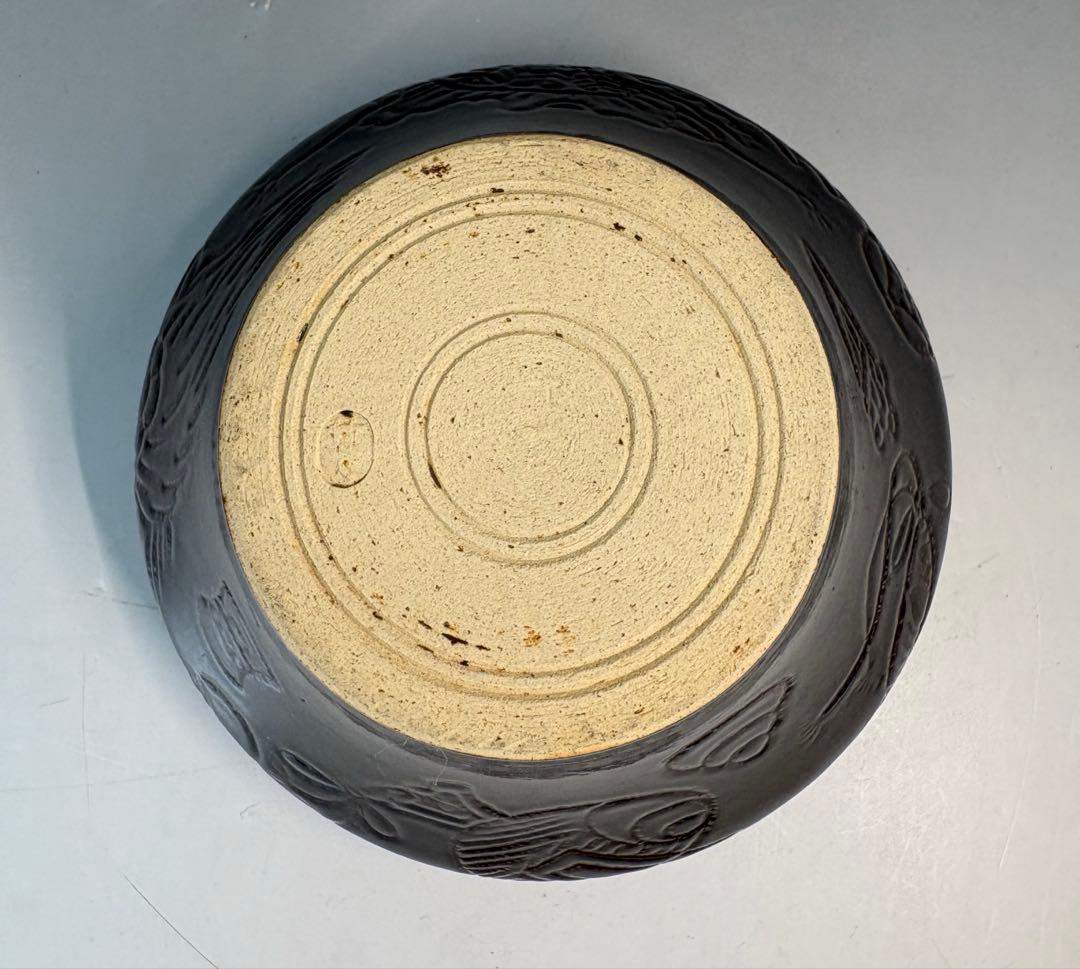 【中古品】茶道具　膳所焼　コマ形宝盡し建水（共箱）