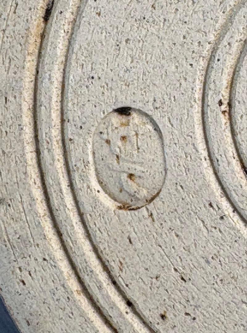 【中古品】茶道具　膳所焼　コマ形宝盡し建水（共箱）