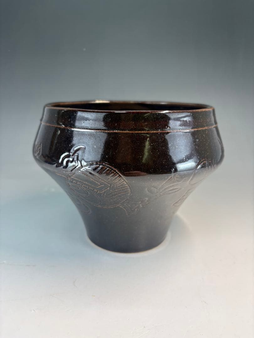 【中古品】茶道具　膳所焼　コマ形宝盡し建水（共箱）