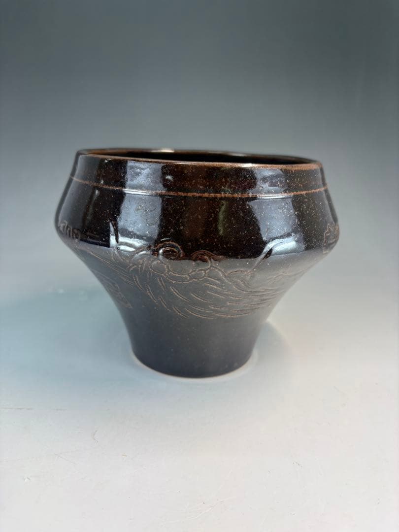 【中古品】茶道具　膳所焼　コマ形宝盡し建水（共箱）