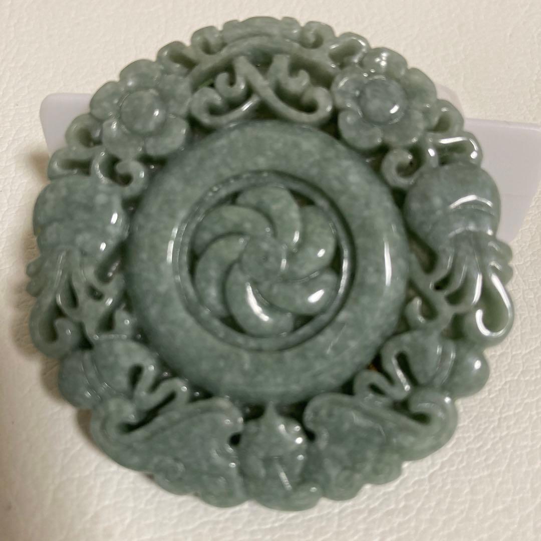 翡翠　縁起彫刻　根付　ペンダントトップ　置物