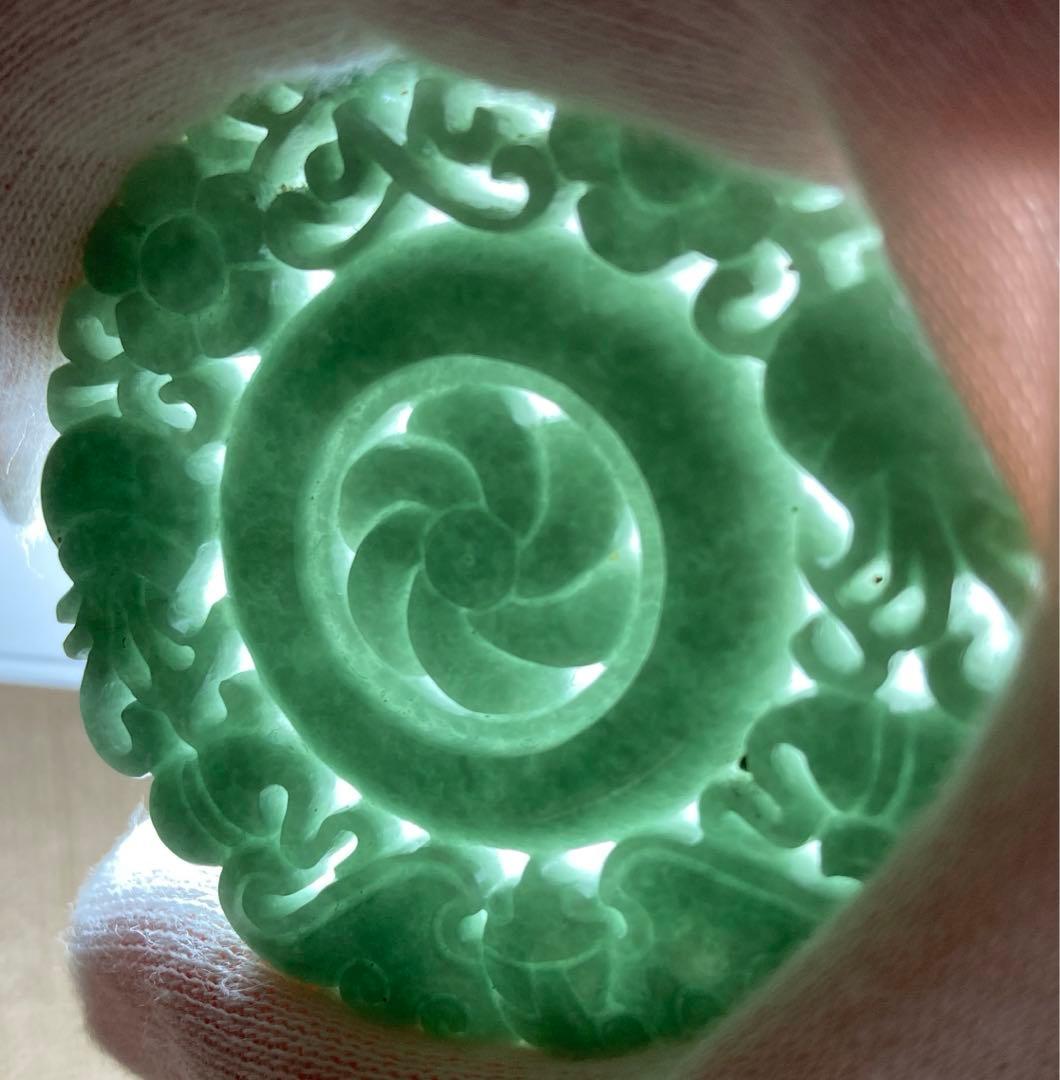 翡翠　縁起彫刻　根付　ペンダントトップ　置物