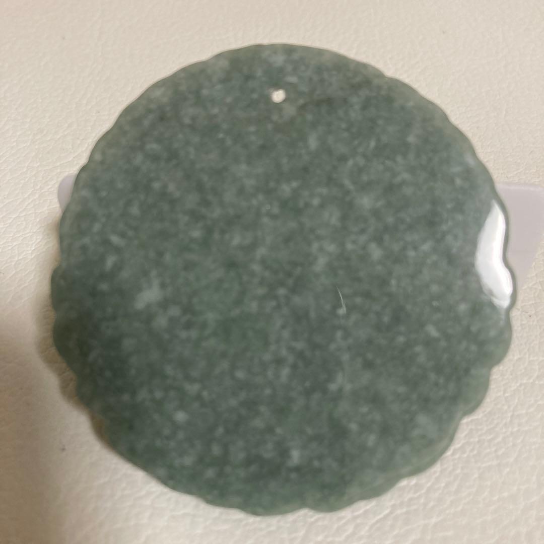 翡翠　縁起彫刻　根付　ペンダントトップ　置物
