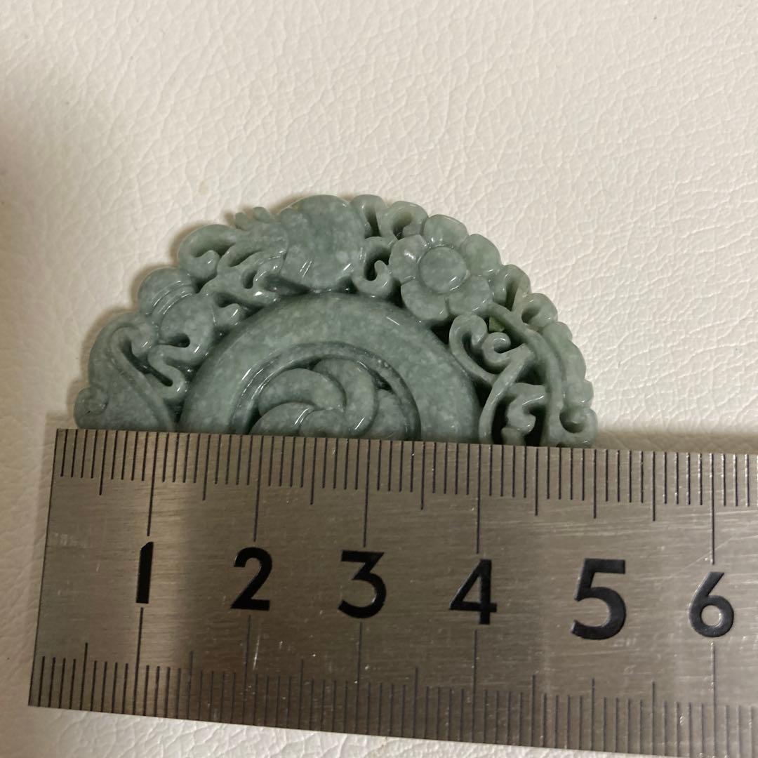 翡翠　縁起彫刻　根付　ペンダントトップ　置物