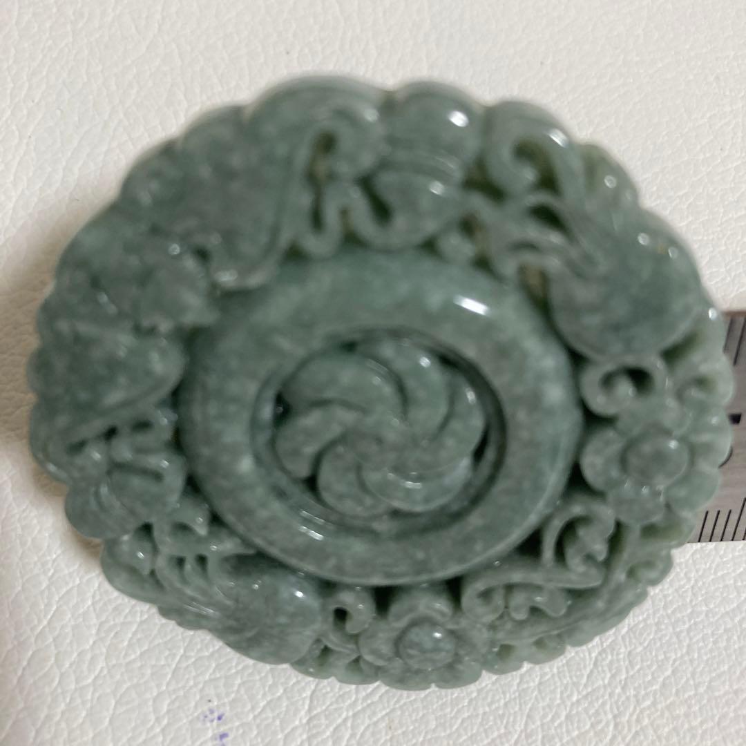 翡翠　縁起彫刻　根付　ペンダントトップ　置物