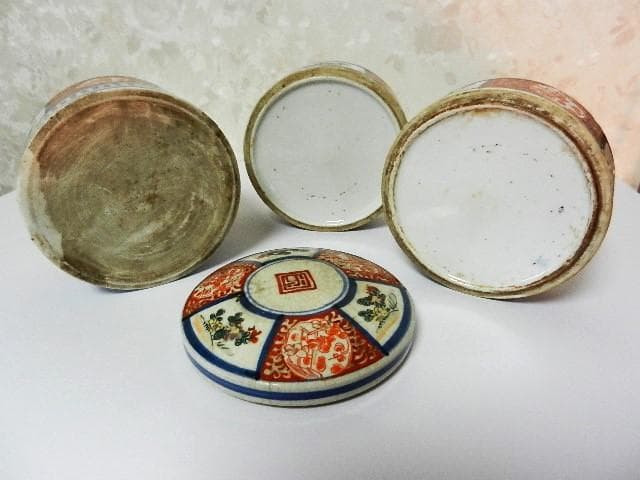 古伊万里窓赤絵花草梅図三段丸重（外径１１㌢、高さ１７㌢、重さ１０８０ｇ）