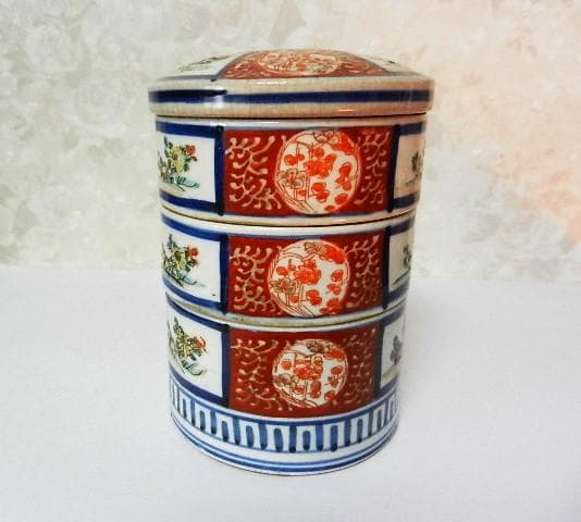 古伊万里窓赤絵花草梅図三段丸重（外径１１㌢、高さ１７㌢、重さ１０８０ｇ）