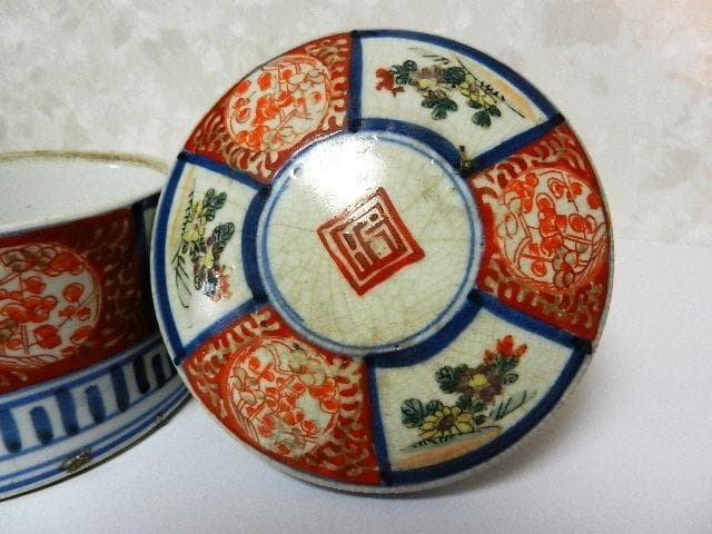 古伊万里窓赤絵花草梅図三段丸重（外径１１㌢、高さ１７㌢、重さ１０８０ｇ）