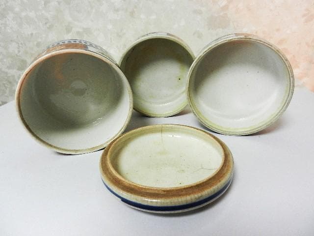 古伊万里窓赤絵花草梅図三段丸重（外径１１㌢、高さ１７㌢、重さ１０８０ｇ）