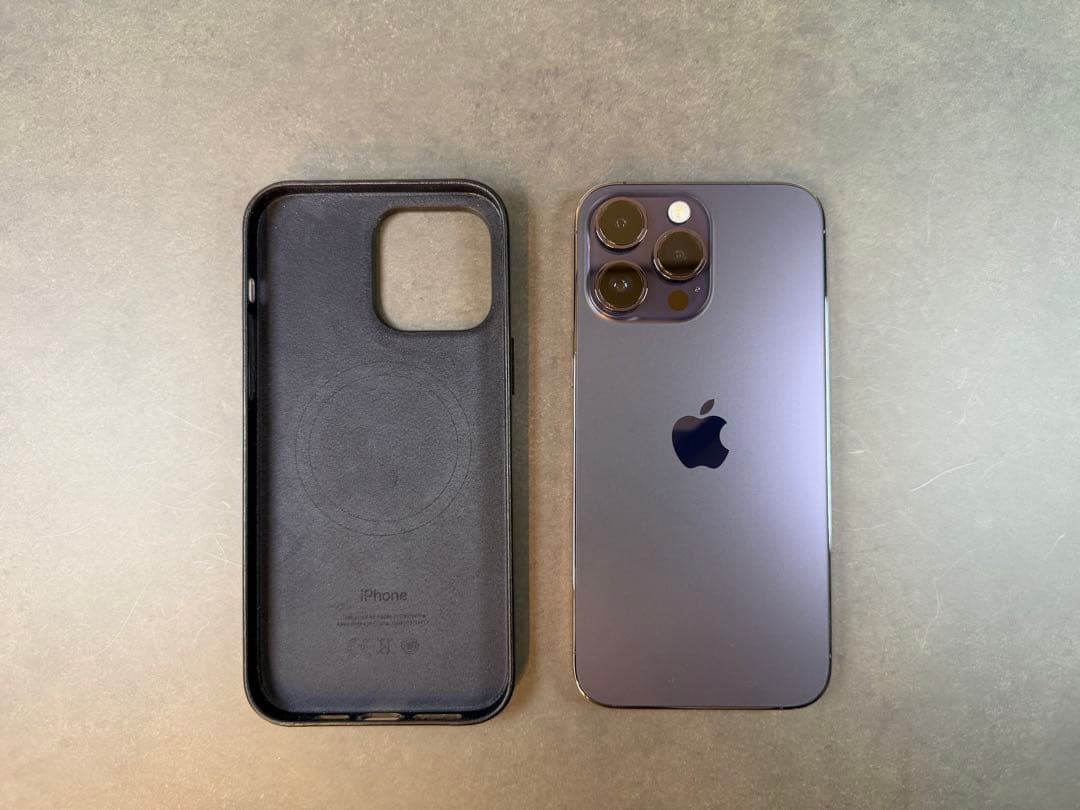 iPhone 14 Pro Max 純正革ケース付き