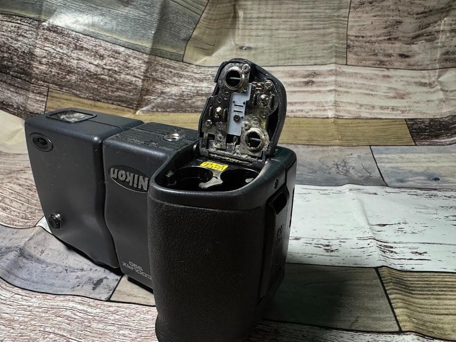 Nikon COOLPIX 990 スイバル式【CCD 3 倍ズームニッコール】