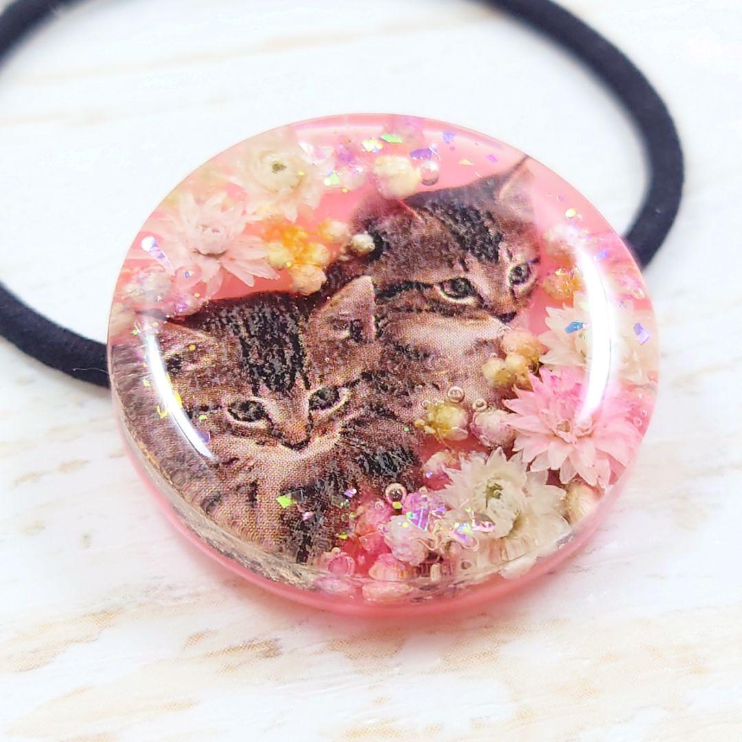 仲良し猫ちゃんとドライフラワーのヘアゴム ハンドメイド レジン ブローチ ピンク