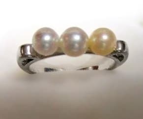 あこや真珠と黄緑色のスワロビーズのピアス他