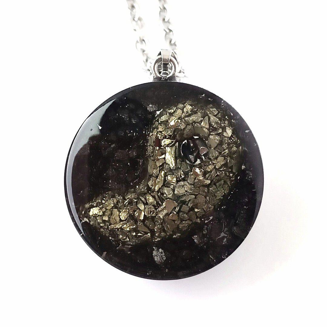 オルゴナイト｜周りに流されない強さを与える｜パイライト勾玉×エリートシュンガイト