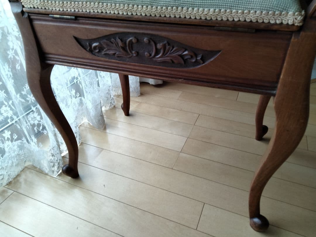 イギリスからの収納できるビンテ−ジスツ−ル、秘密の物入れ、刺繍