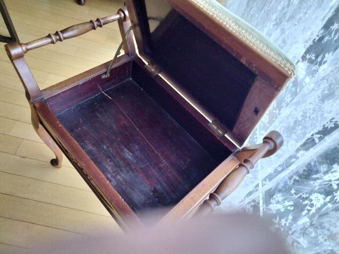 イギリスからの収納できるビンテ−ジスツ−ル、秘密の物入れ、刺繍