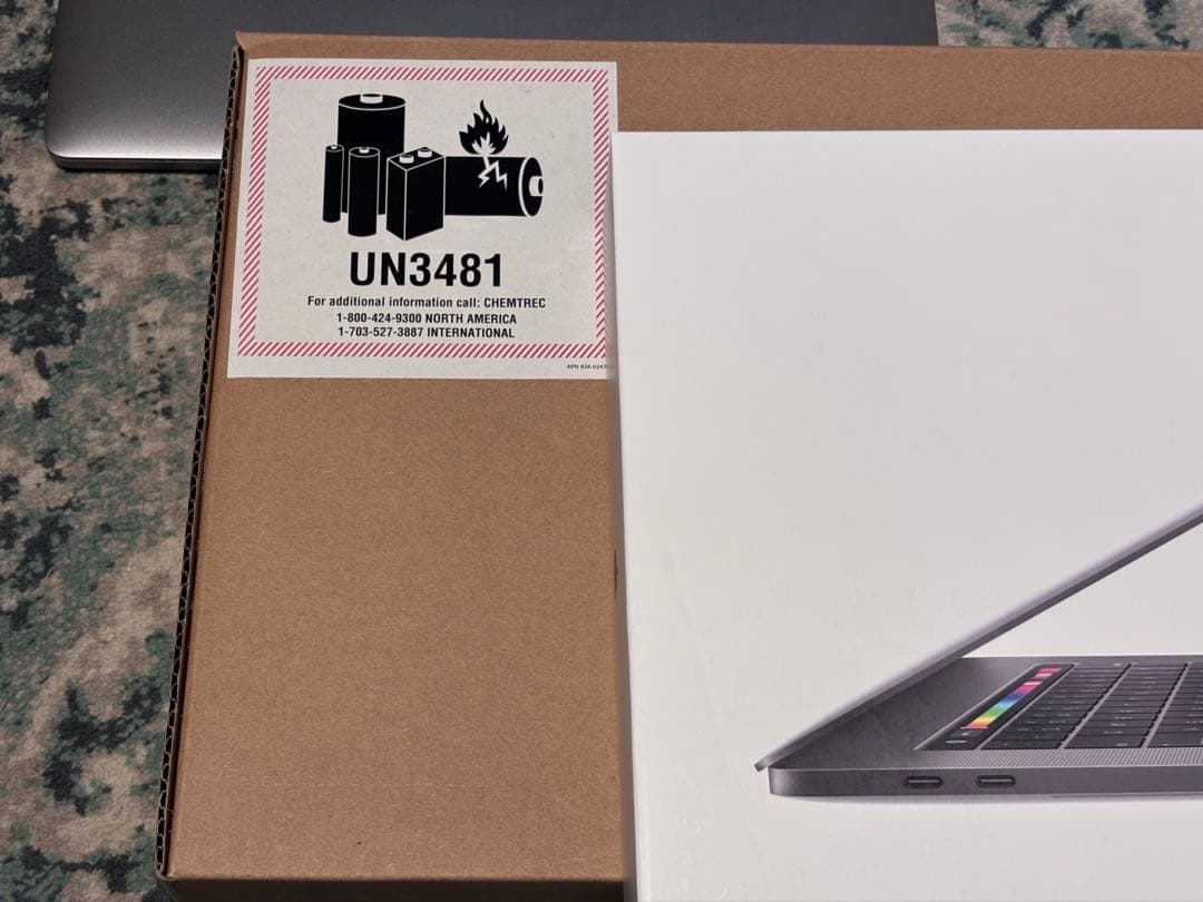 MacBook Pro 15インチ i7 / 16GB / 256GB 動作良好