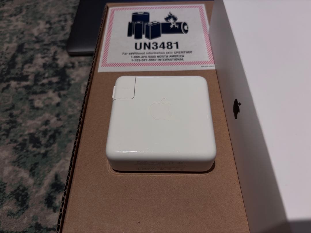 MacBook Pro 15インチ i7 / 16GB / 256GB 動作良好