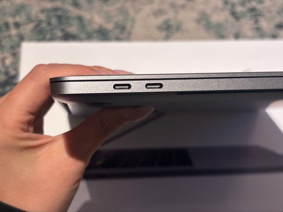 MacBook Pro 15インチ i7 / 16GB / 256GB 動作良好