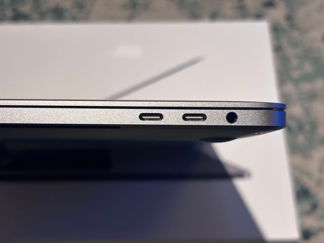 MacBook Pro 15インチ i7 / 16GB / 256GB 動作良好