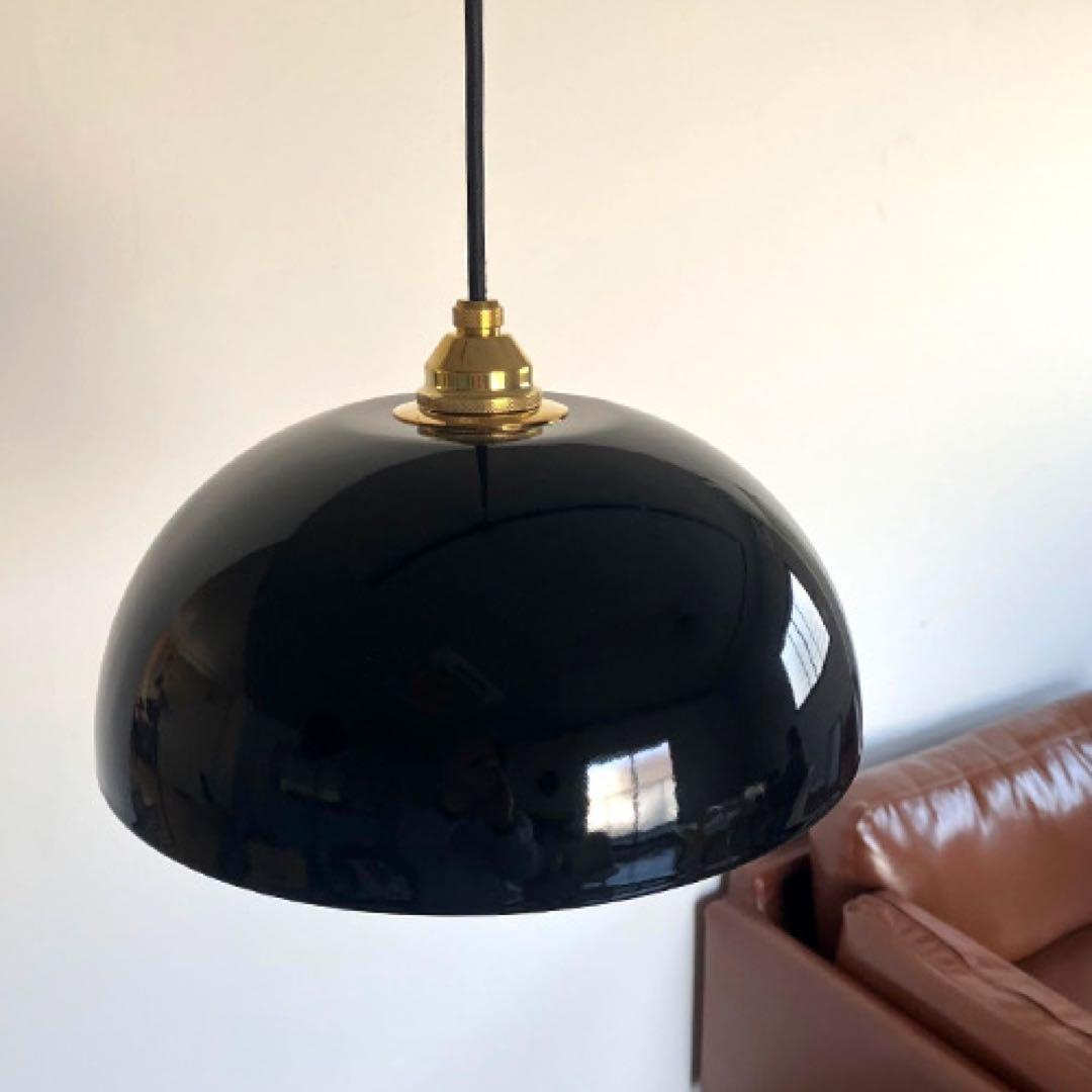 琺瑯の美しい艶と真鍮を用いたペンダントライト