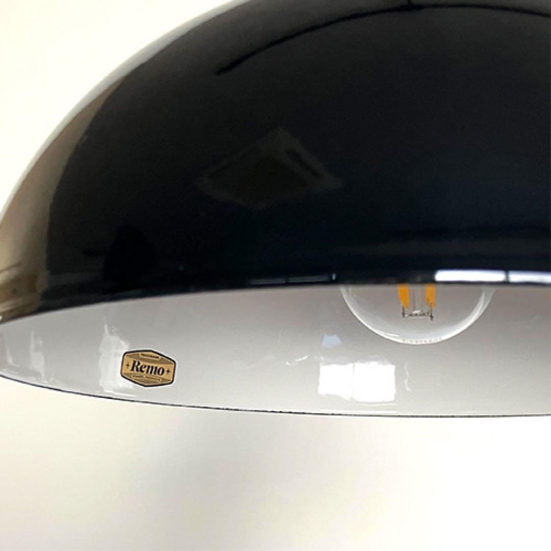 琺瑯の美しい艶と真鍮を用いたペンダントライト