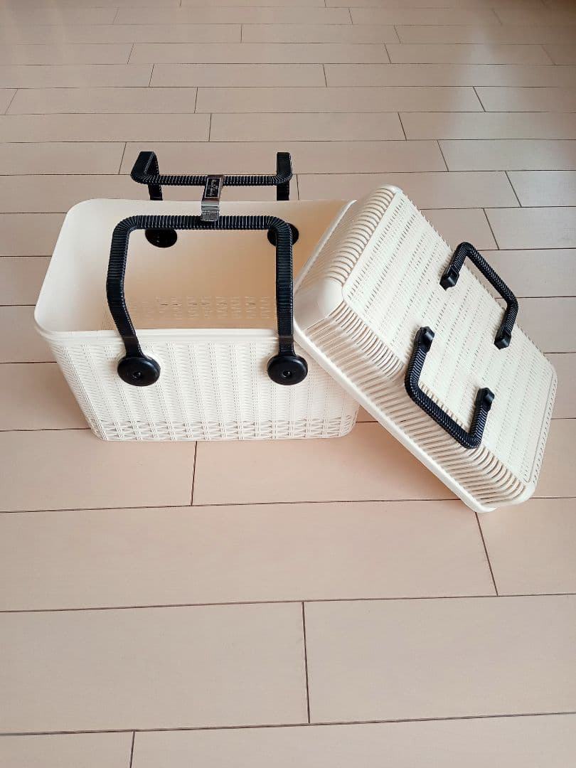 ピクニックバスケット　レトロ　プラスチック