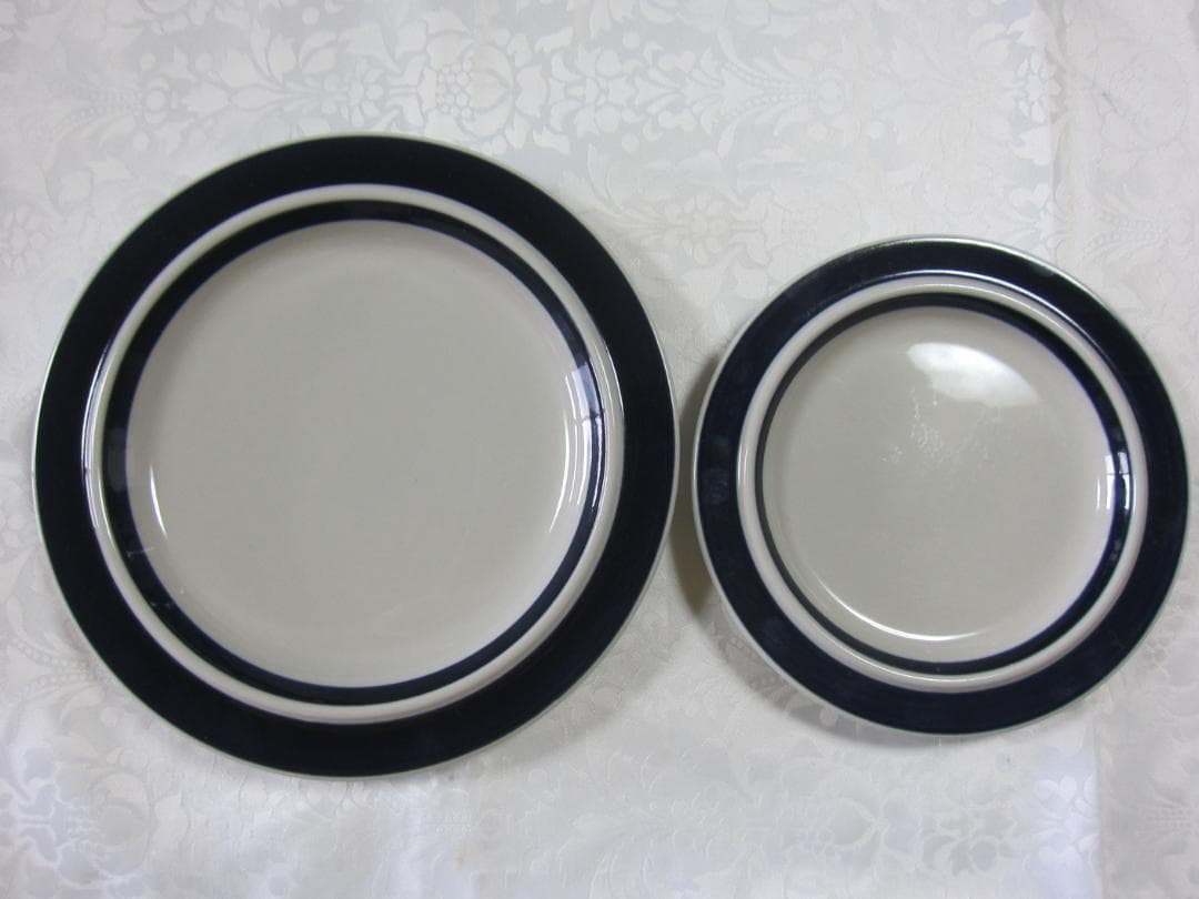 アラビア　アネモネ　ディナーセット　大皿（25.5Φ）とデザート皿（20.0Φ）