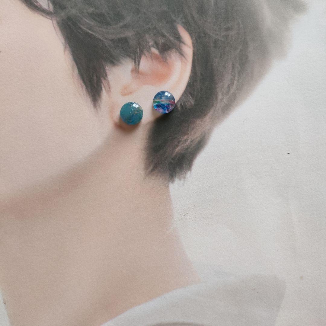 取引中　アシンメトリーなブルー系のガラスの一粒ピアス/イヤリング*No.3