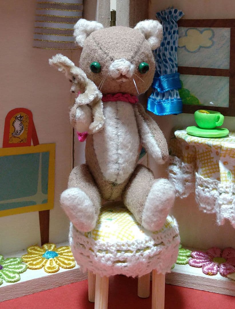 緑目ネコちゃんセット　ミニチュア　ぬいぐるみ　ドールハウス　小さい人形