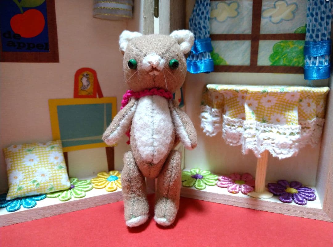 緑目ネコちゃんセット　ミニチュア　ぬいぐるみ　ドールハウス　小さい人形