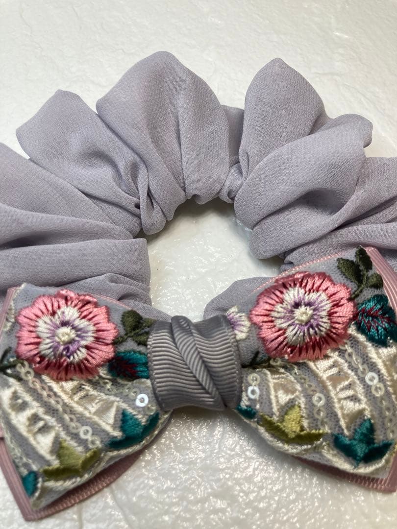 ハンドメイドシュシュM-3092♡ラベンダーグレージョーゼット♡インド刺繍リボン