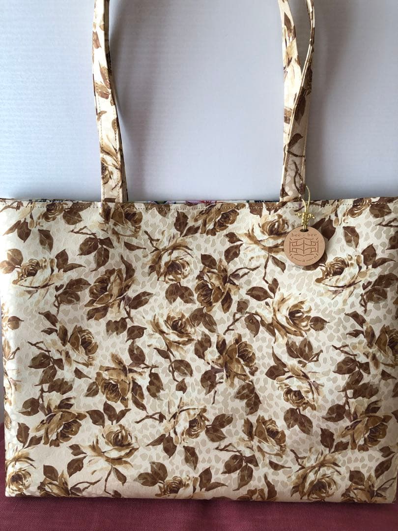 イタリアシルク花柄トートバッグ　これだけでお洒落のポイント　シックな素敵な色合い