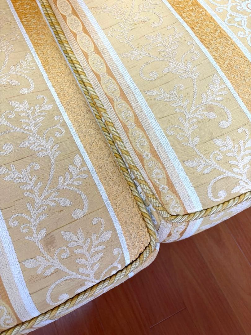 イタリア製ソファ　2人掛け　ファブリック　黄色　タッセル付き　ヨーロッパ