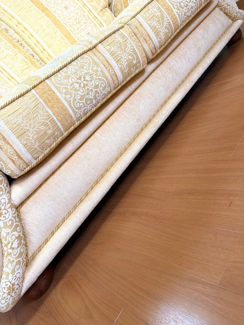 イタリア製ソファ　2人掛け　ファブリック　黄色　タッセル付き　ヨーロッパ