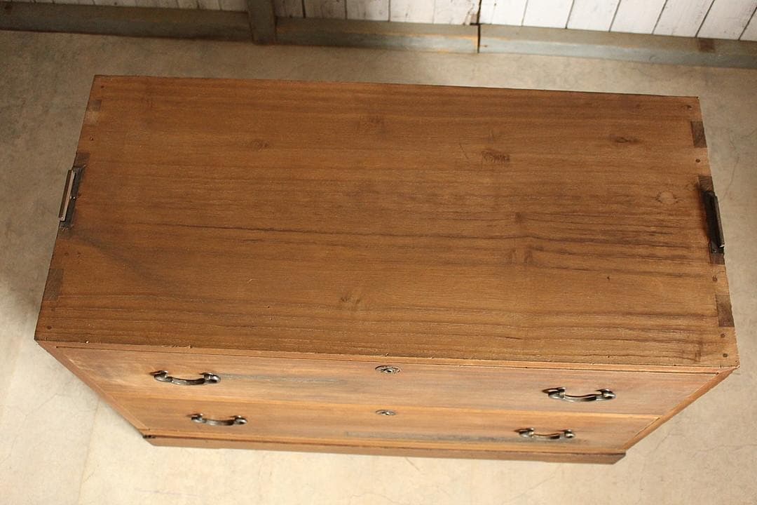 古く味のある木製の引き出し2段　チェスト　桐箪笥　タンス　古家具　古民家