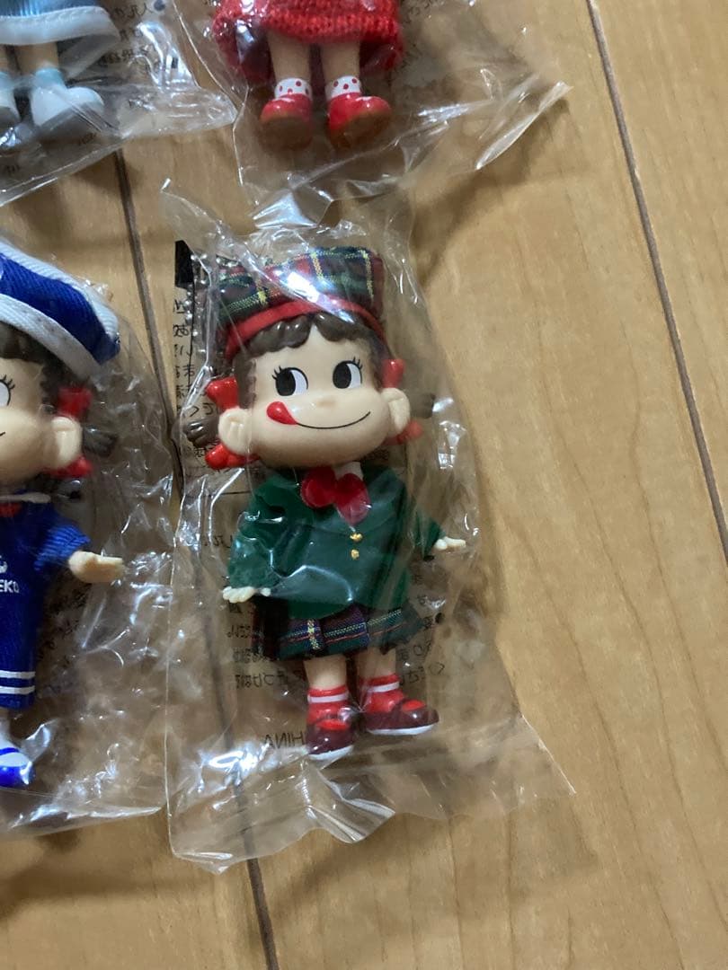 新品未開封 ペコちゃん キーホルダー フィギュア マスコット 16体セット