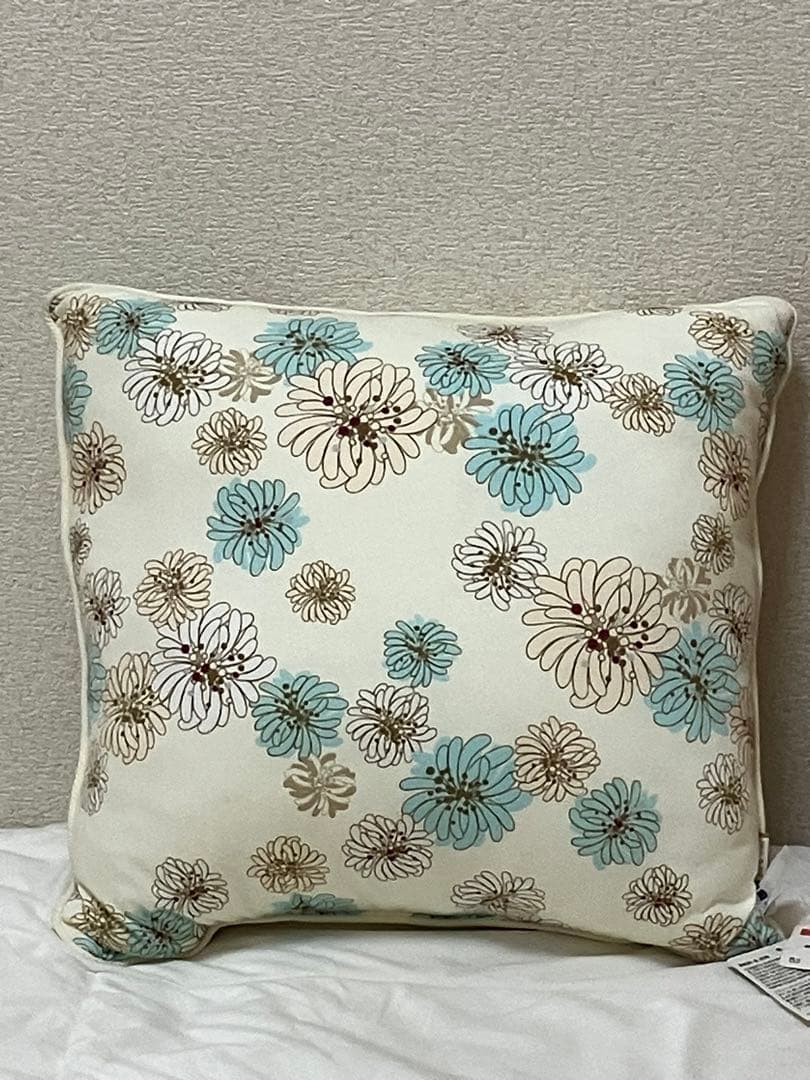 新品未使用　PAUL &JOE ポール&ジョー✖️UNIQLO コラボ　クッション