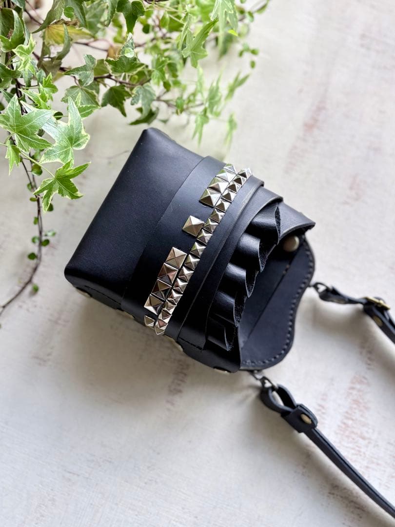 ヌメ革ブラック、クールな雰囲気の大容量シザーケース