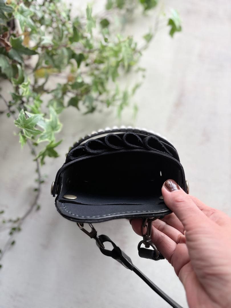 ヌメ革ブラック、クールな雰囲気の大容量シザーケース