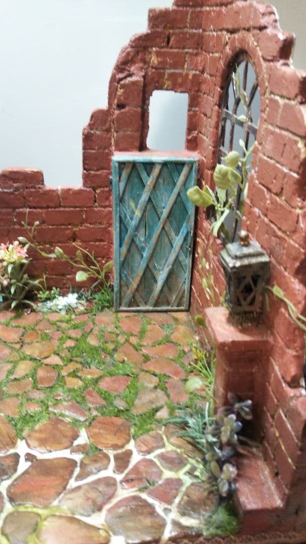 ドールハウス 1/12 廃墟風 アイアンシャビーなお庭 (ハウス＋家具セット)