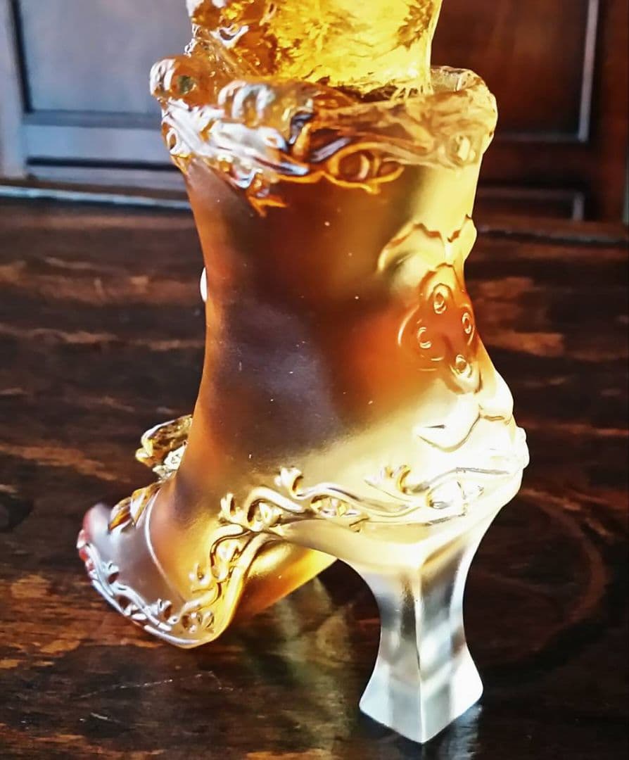 『猫と薔薇の花と靴』琥珀アンバー色 ガラス 置物 ペーパーウエイト オブジェ