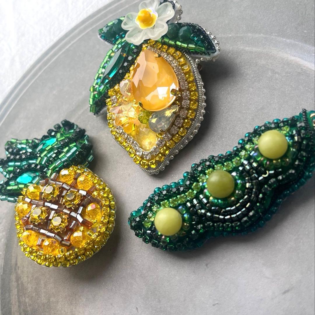 たら福福まねき犬 レモン 枝豆 ビーズ刺繍ブローチ ハンドメイド