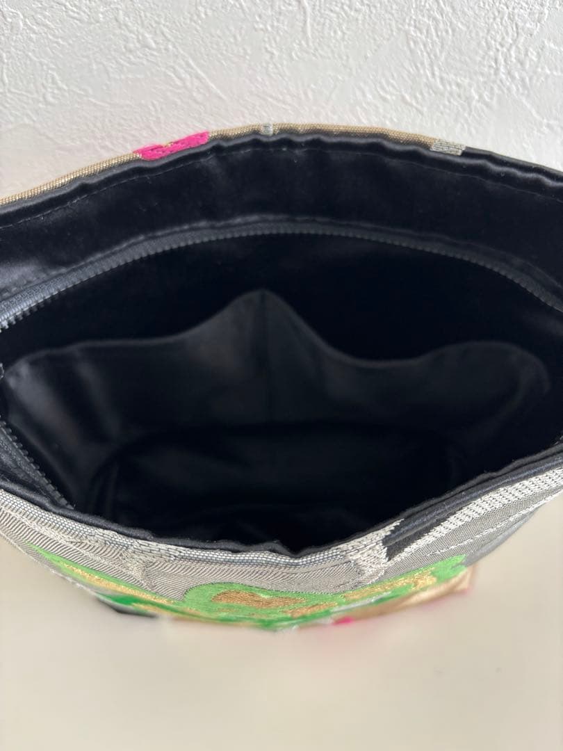 帯リメイク ショルダーバッグ　大胆な花文様　ジッパー付き　一点物