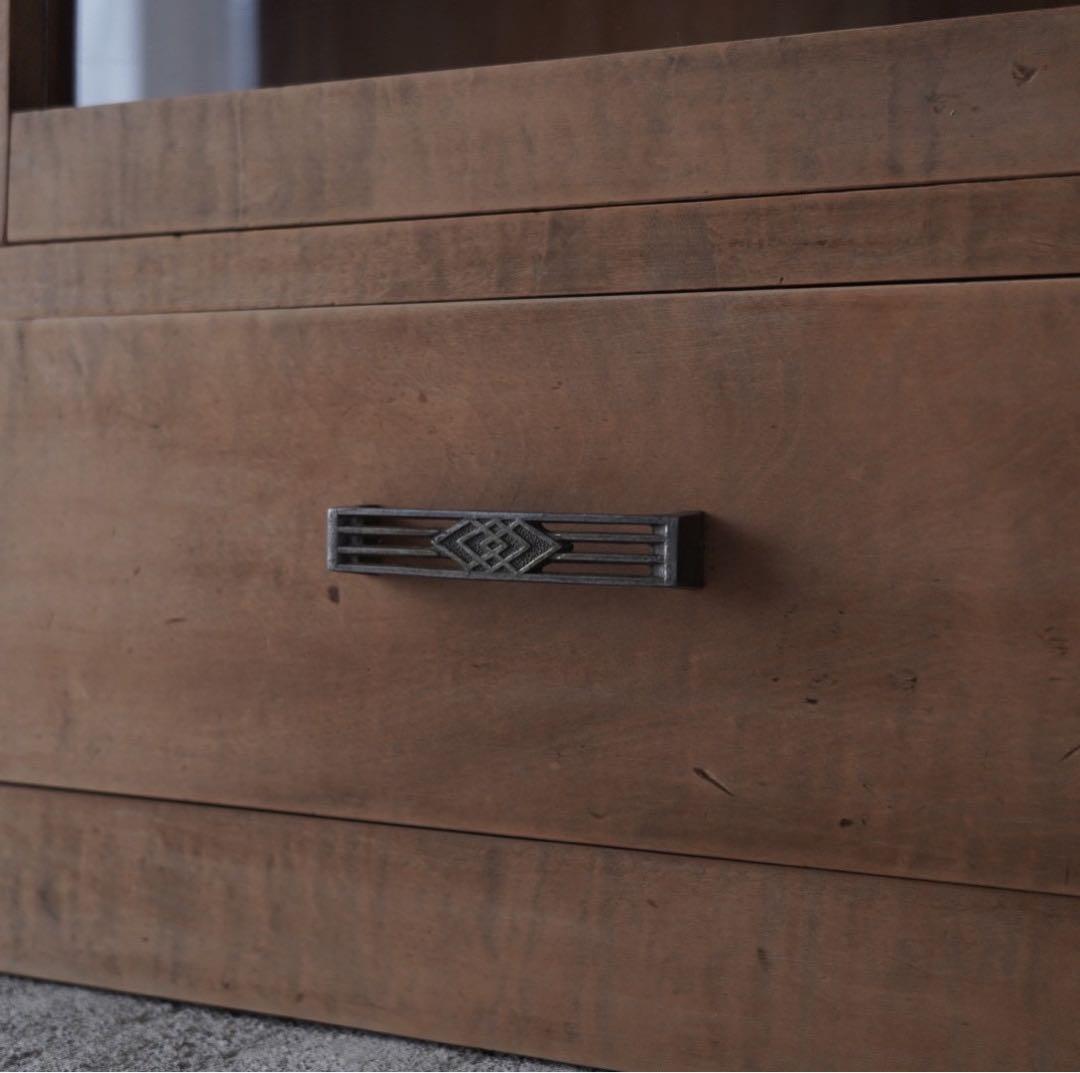 開き戸のキャビネット