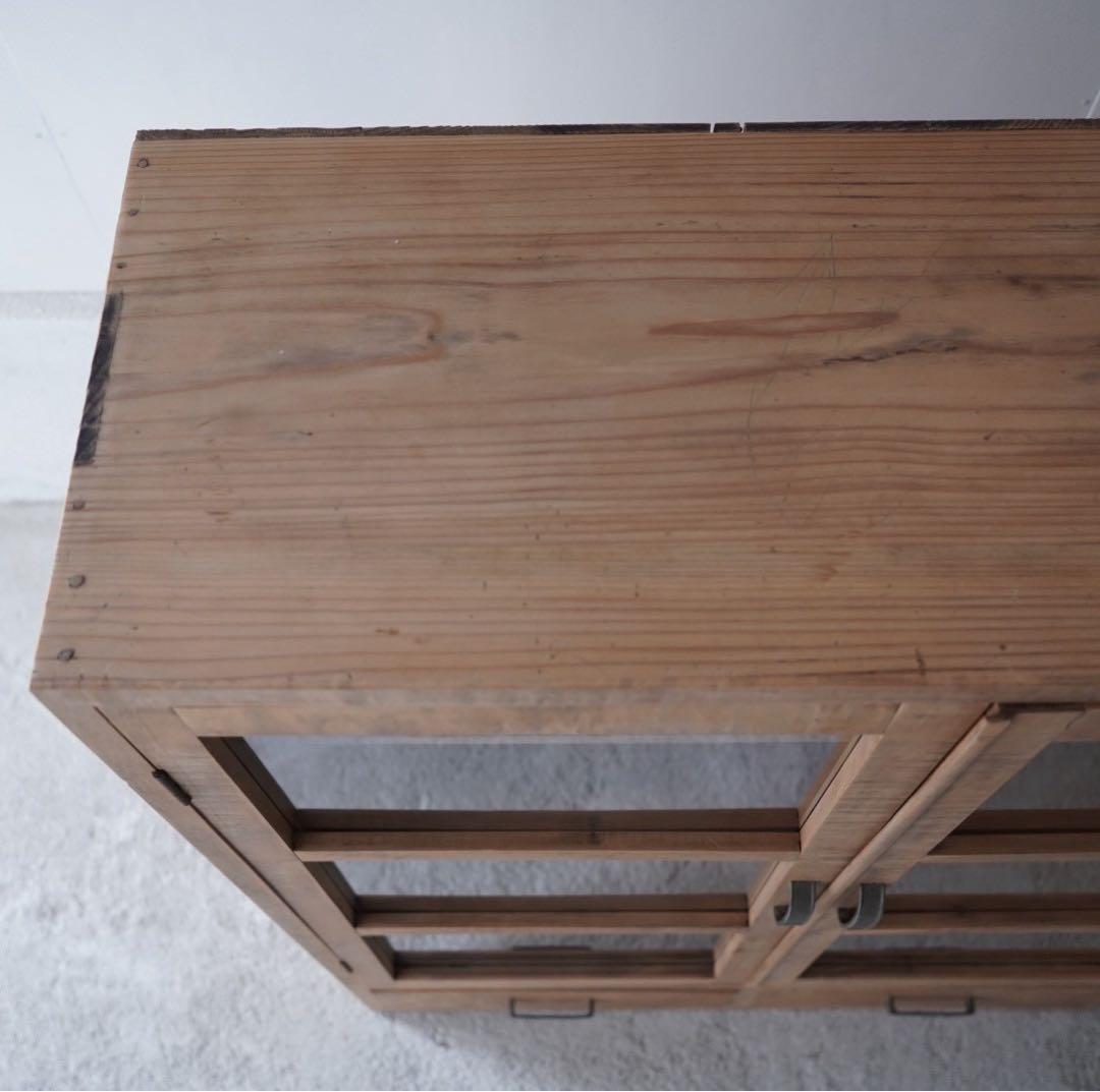 開き戸のキャビネット