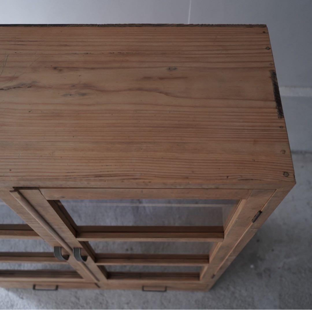 開き戸のキャビネット